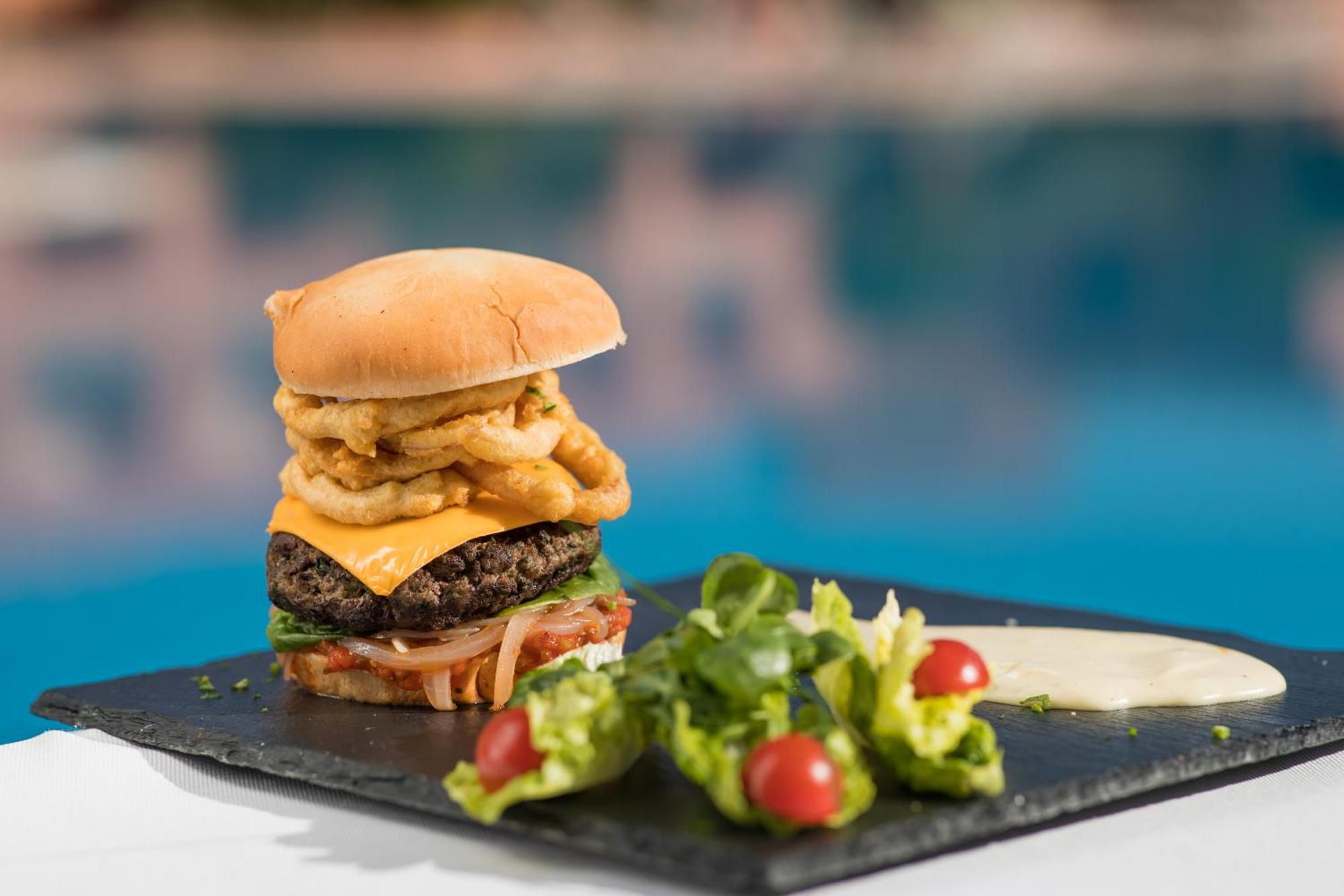 Grand Mogador Agdal Palace Marraquexe Exterior foto A burger with onion rings